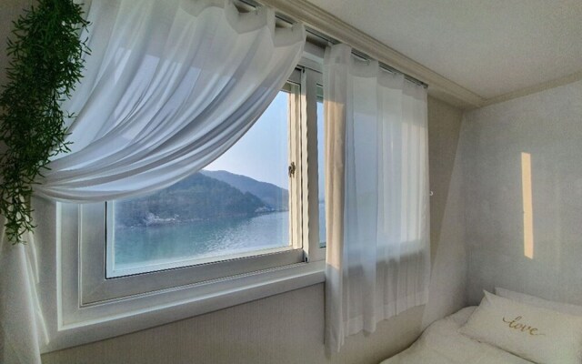 Tongyeong Slobbie Guest House