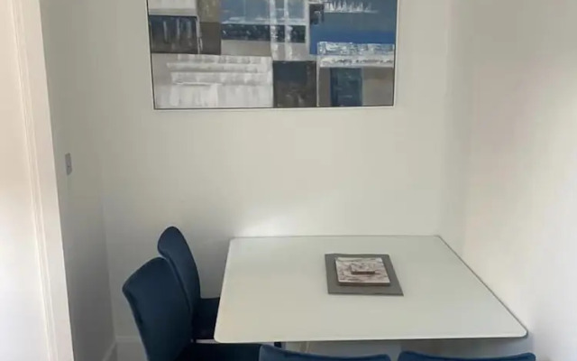 The Mews, With Free Private Parking, Windermere