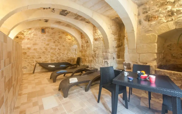 Naduri, Beautiful Gozitan Villa + Pool