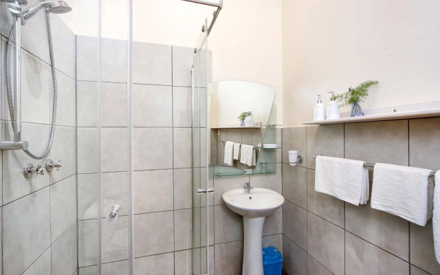 GUBAS DE HOEK meet eat sleep