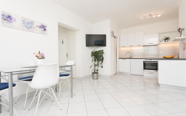 Amazing Home in Sutivan with Hot Tub, WiFi & 3 Bedrooms