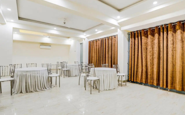 FabHotel Golf Course Sapphire