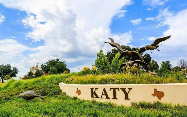 Beautiful traditional home*Modern updates*Guest suite B