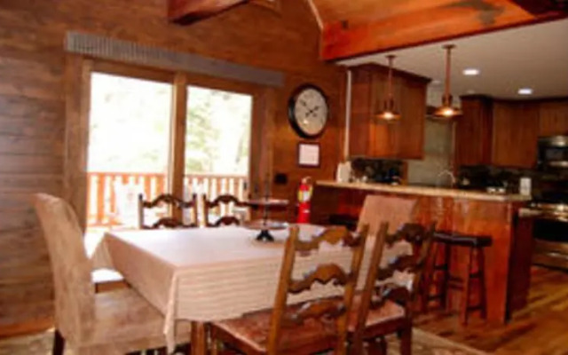 RedAwning Cabin #9 Boots Heaven