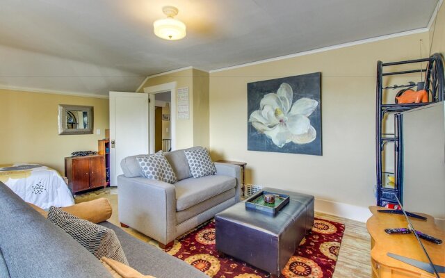 Goddess House on 6th