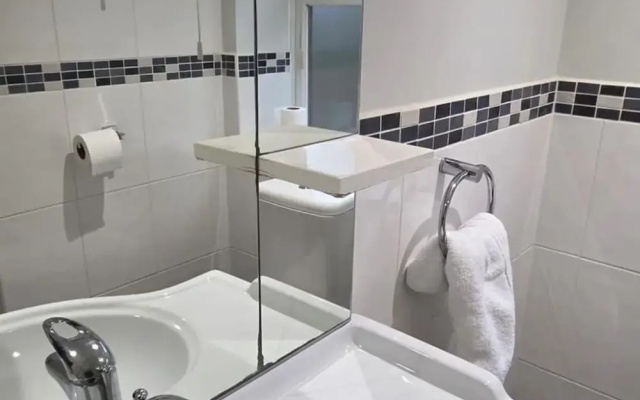2 Bed - Work - Holiday - Pets Welcome - Parking