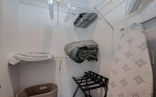 Upscale 1BR Condo in Med Center