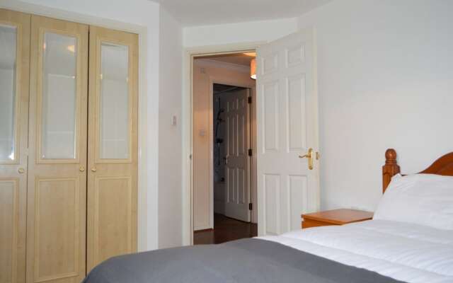 Bright 2 Bedroom Apartment With Parking in Edinburgh