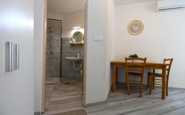 Cozy Apartment With Patio and Parking