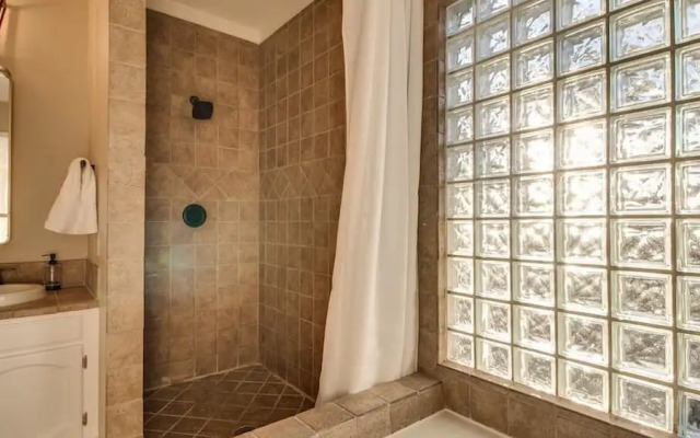 Amazing Remodeled Scottsdale 5 Bdrm W/pool!