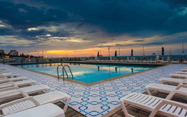 Apartamento con Vista al Mar en Sunrise