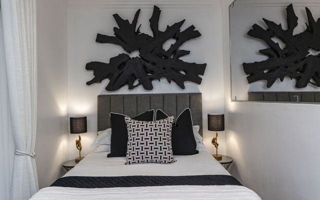 YOLO Spaces - Clifton Petite Villa