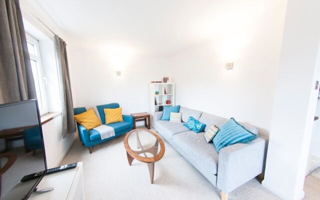 Bright & Airy 2-bedroom Flat for 6 in Blackheath