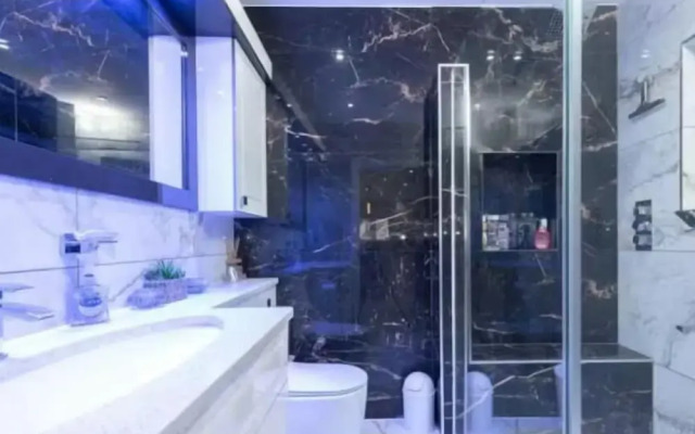 Stylish 6-bed Retreat With Parking and Jacuzzi