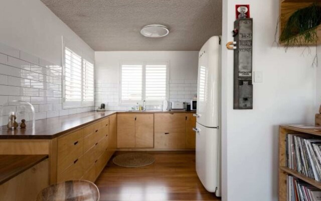 Re-imagined Urban Flat With Skyline View Balcony