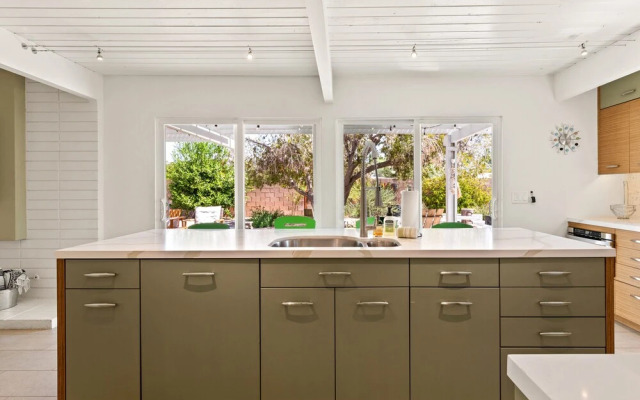 Mid Century Ranch - Private Resort-style Pool!