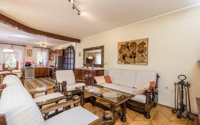 Stunning Home in Ika With 4 Bedrooms and Wifi