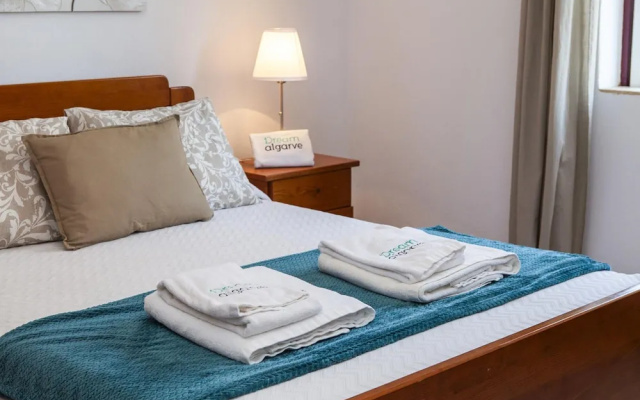 W 03 - Bedroom 3 in Topside Luz Guesthouse