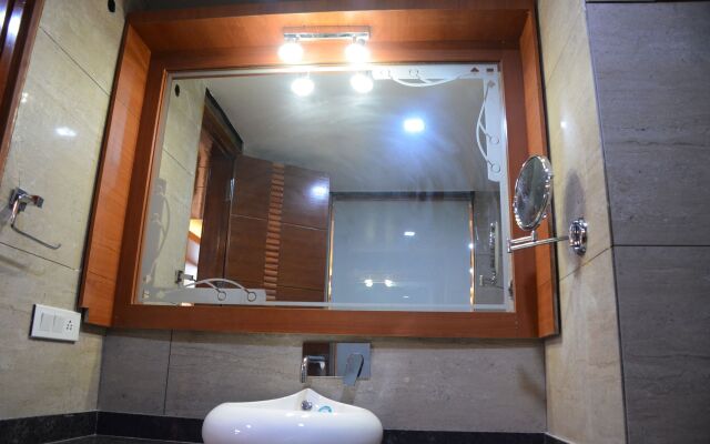 Hotel Platinum Palace Near Medanta Hospital Sector 38