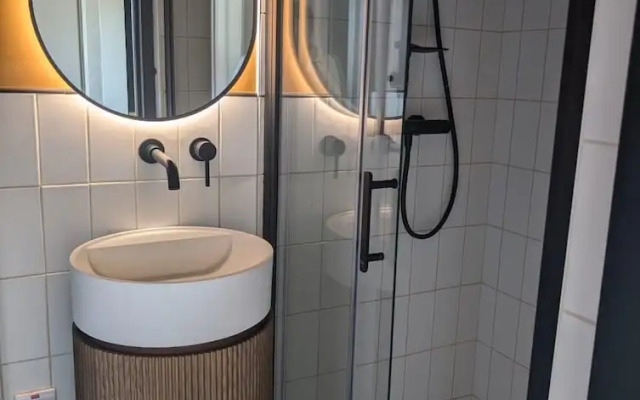 No 5 by Warren Collection