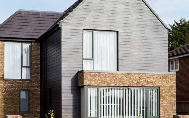 Stylish new Home With Parking - King Beds Garden