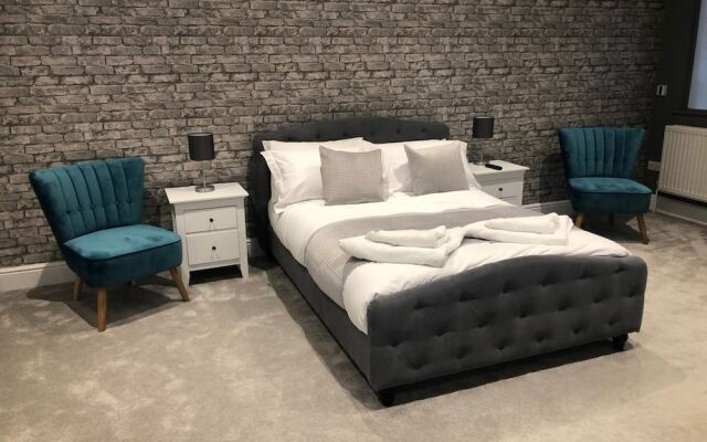 Beautiful Family Home With 42ft Pool & Cinema Room