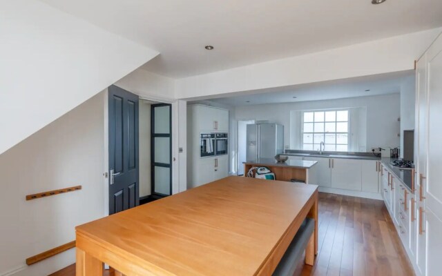 Stylish 2 Bedroom Home in Islington With Garden