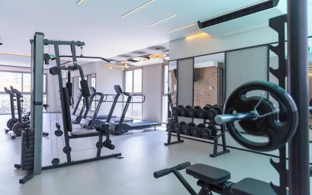 Estudio Pinheiros com piscina e academia