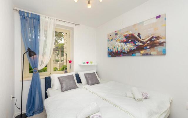 Guest House Steel