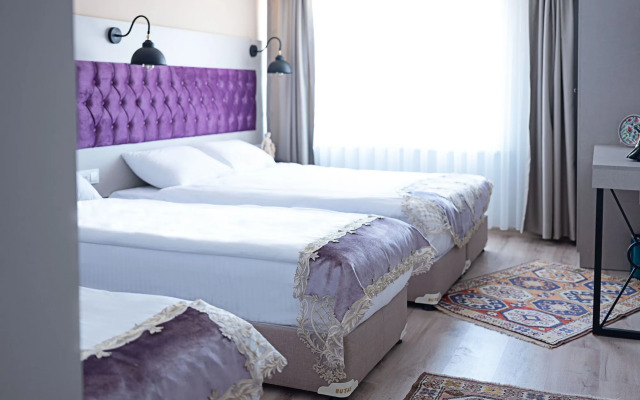 The Lola Hotel