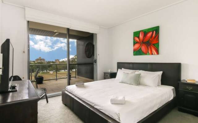 Large 3 Bedroom Apartment with River Views near the Stadium
