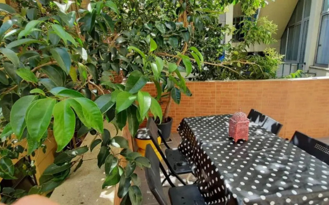 Sunny Terrace Apt, Close to Downtown! 2 Bedroom Flat