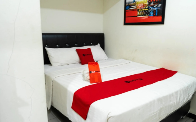 RedDoorz near Setrasari Mall 4