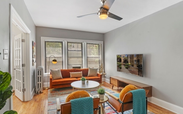 Modern 3BR Apartment in Boystown