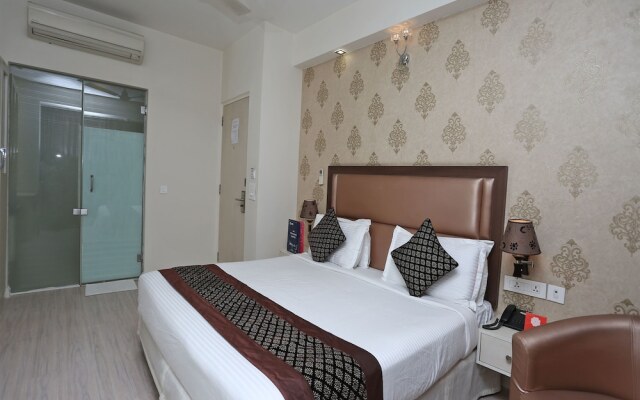 OYO 10965 Emblem Hotel