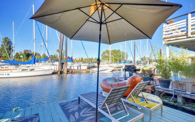 Portland Floating Home Getaway w/ Sauna!