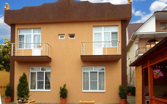 Leo Guest House