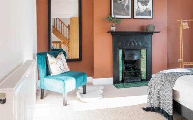 Kensington Place - 4 Bedroom Home w Free Parking