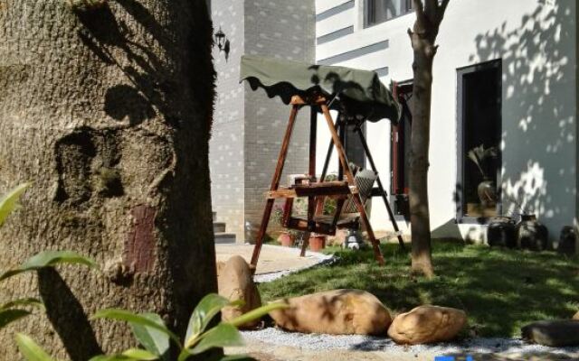 Wuyuan Fangzi Tea Homestay (Wuyuan High-speed Railway Station Xiangao Ancient City Branch)