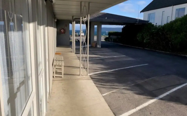 Absolute Lakeview Motel