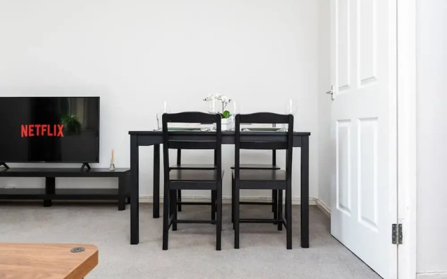 2 Bedroom Flat - Free Parking