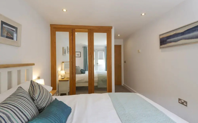 The Beach House & Porth  Sands Apartments