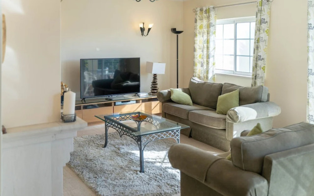 49 Presa da Moura Superbly 2 Bed Townhouse Clos