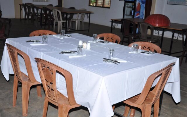Four Teess Rest Inn