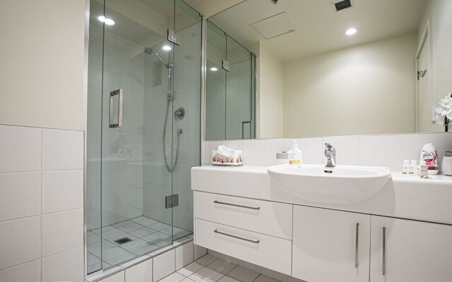 QV Spacious Bright Apartment with Balconies and Parking - 932