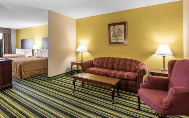 Quality Suites Kansas City International Airport