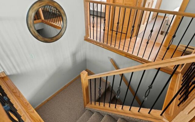 SPACIOUS 3,000 sq2 Luxury Home | PRIVATE Pool & Hot Tub | STEPS to Kinsmen Beach