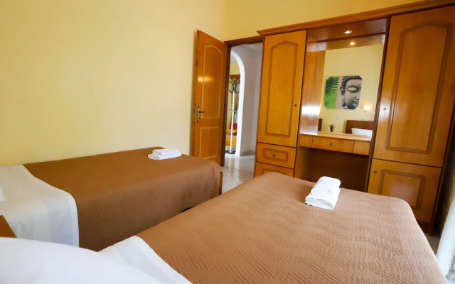 Agios Georgios - 2 Beds - Sleeps 5 - Free Parking