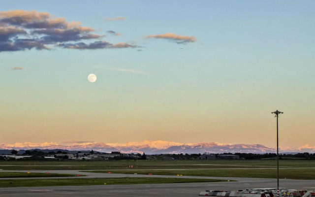 Moxy Lyon Airport
