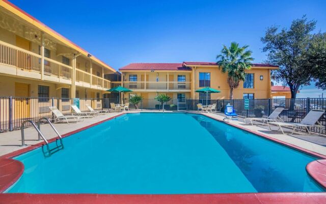 Super 8 by Wyndham Eagle Pass